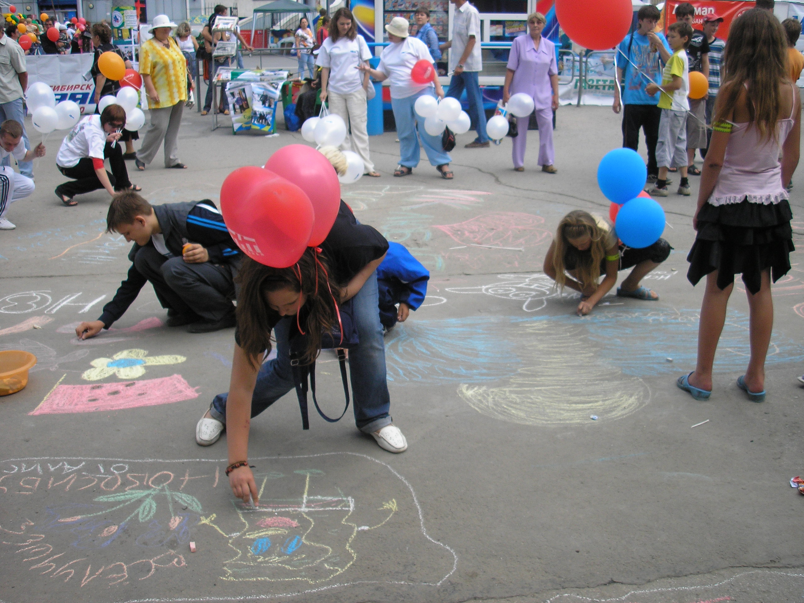 Юные новосибирцы украшают "Журналистскую деревню"