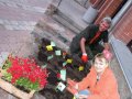 Председатель правления Новосибирского Союза журналистов Яков Самохин и заместитель генерального директора по общественным связям РАТМ холдинга Наталья Кулакова делают весенние посадки. Наталья – цветы, Яков – картошку